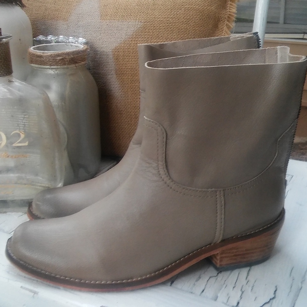 Real leather size 8 boots for women by Adam tucker